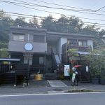 建物全体。対象の店舗一部は左側１階です。